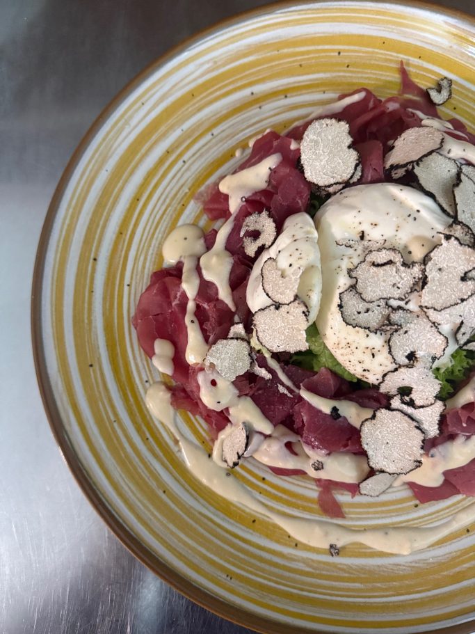 Angus Carpaccio mit Burrata und Frischem Trüffel der Saison