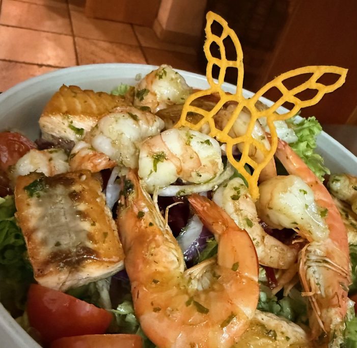 Salat mit gebraten Lachs-Garnelen
