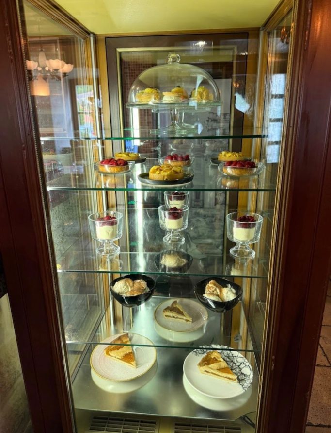 Unsere Tages-Dessert Vetrine