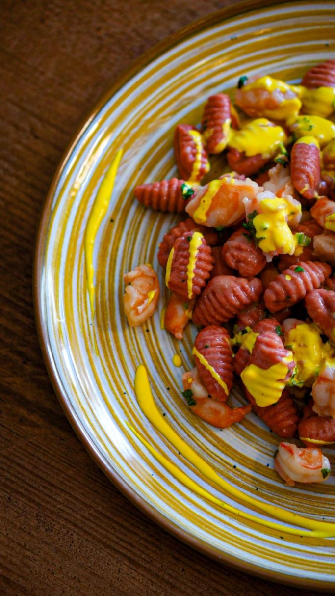 Rotebeete-gnocchi mit Garnelen und Mascarpone Safran Creme