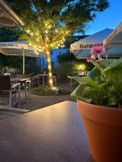 Das Lokal Intern Unsere Terrasse am Abend im Somme